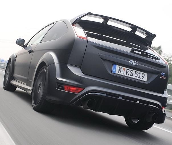 Der Focus RS500 will seine Kraft in einem besonders dynamischen Auftritt widerspiegeln. Hauptmerkmale: Die Folie in Matt-Schwarz – kein Lack – und die farblich abgestimmten 19-Zoll-Leichtmetallfelgen sowie der riesige Dachspoiler. Foto. unitedpictures/aut